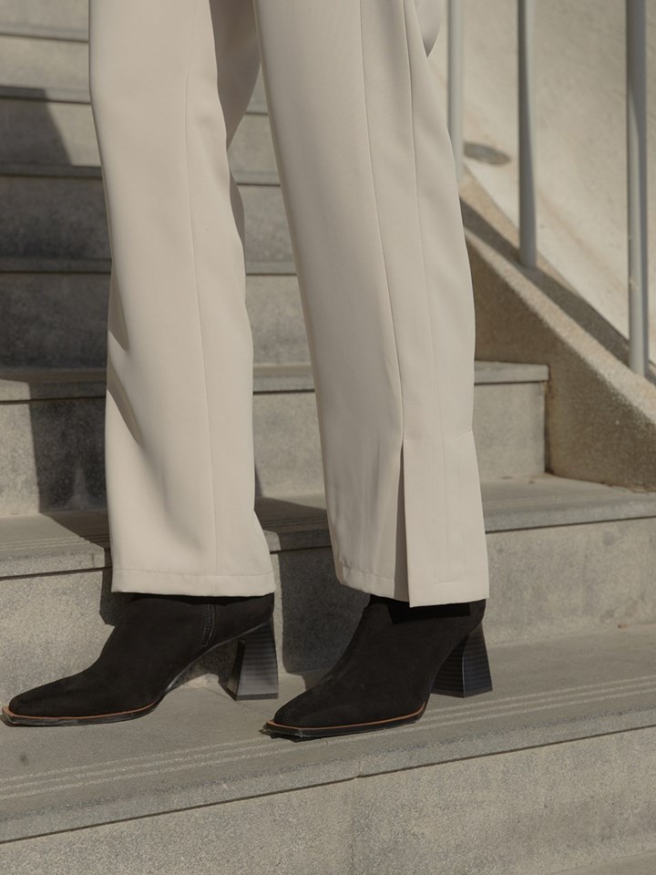 Slit-detail Flared Trousers 側雙衩細節喇叭褲